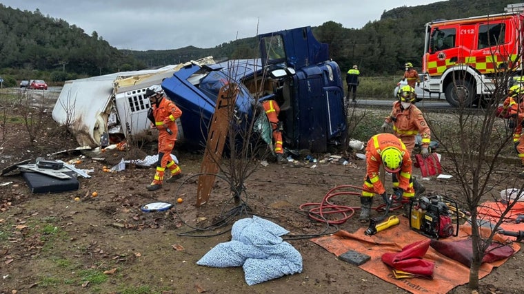 Rescate del conductor del camión volcado en Alzira (Valencia)