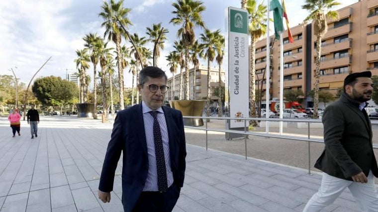 El expresidente del Córdoba CF Carlos González entrando a la Ciudad de la Justicia de Córdoba