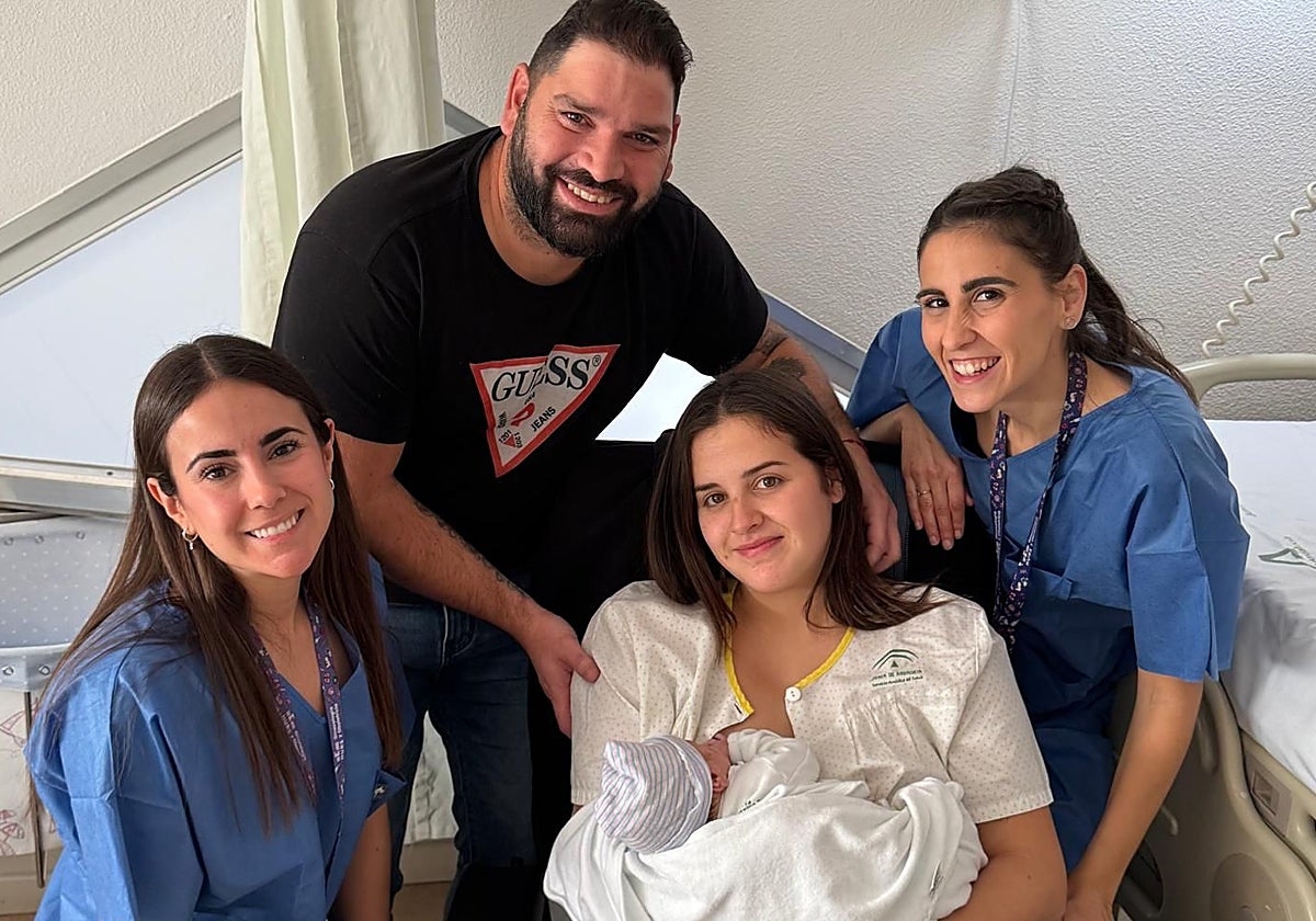 Primer bebé de 2025 se llama Lucas, en la imagen con sus padres Óscar y Beatriz en el Reina Sofía
