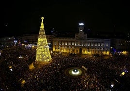 Las campanadas dejan 34 toneladas de basura, 2 kilos por persona, en la Puerta del Sol