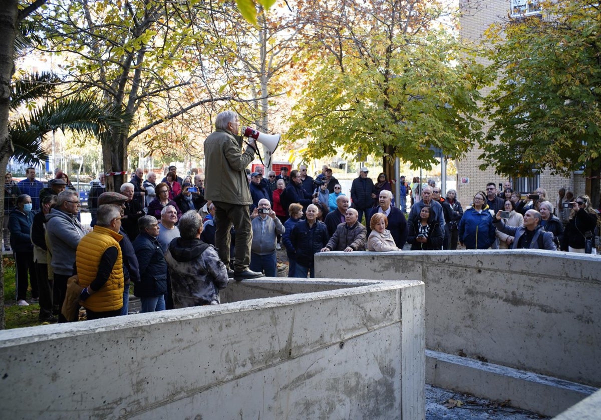 Manifestación vecinal contra las obras en la plaza de Memoria Vinculante de Orcasitas