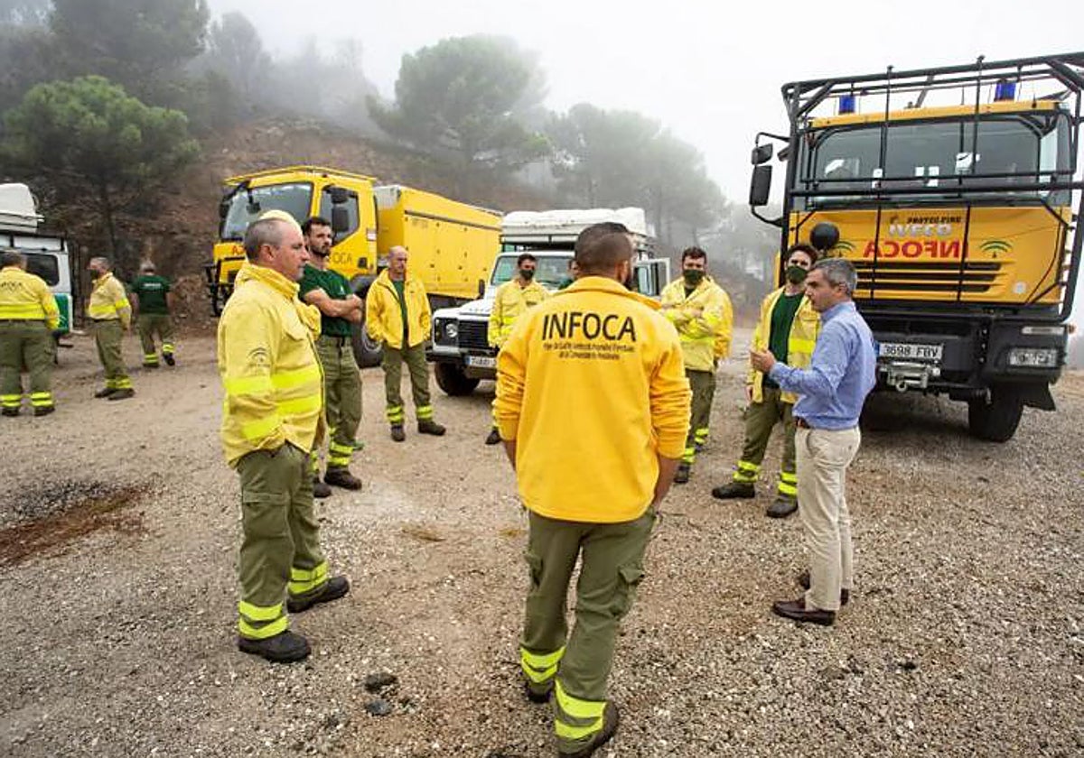 Miembros del Infoca en la zona del puerto de Las Peñas Blancas, Estepona, en un incendio