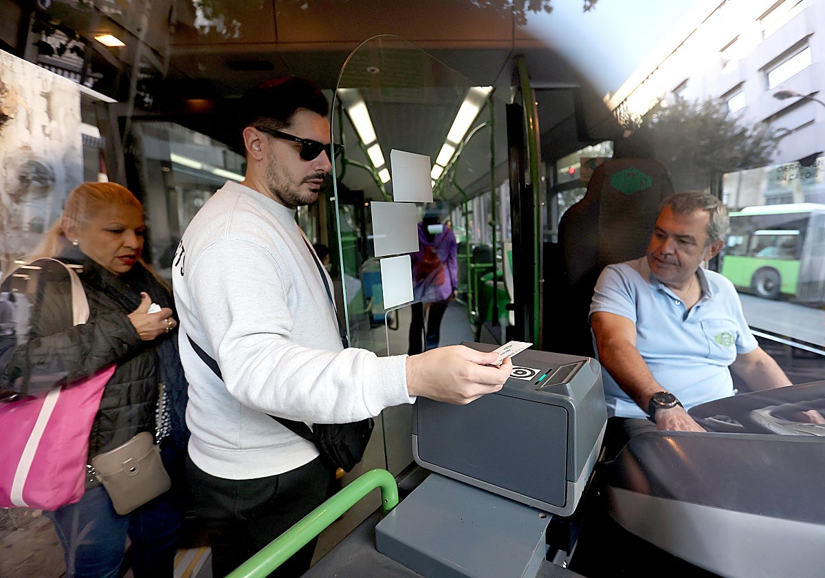 Un usuario paga con el bonobús en un vehículo de Aucorsa