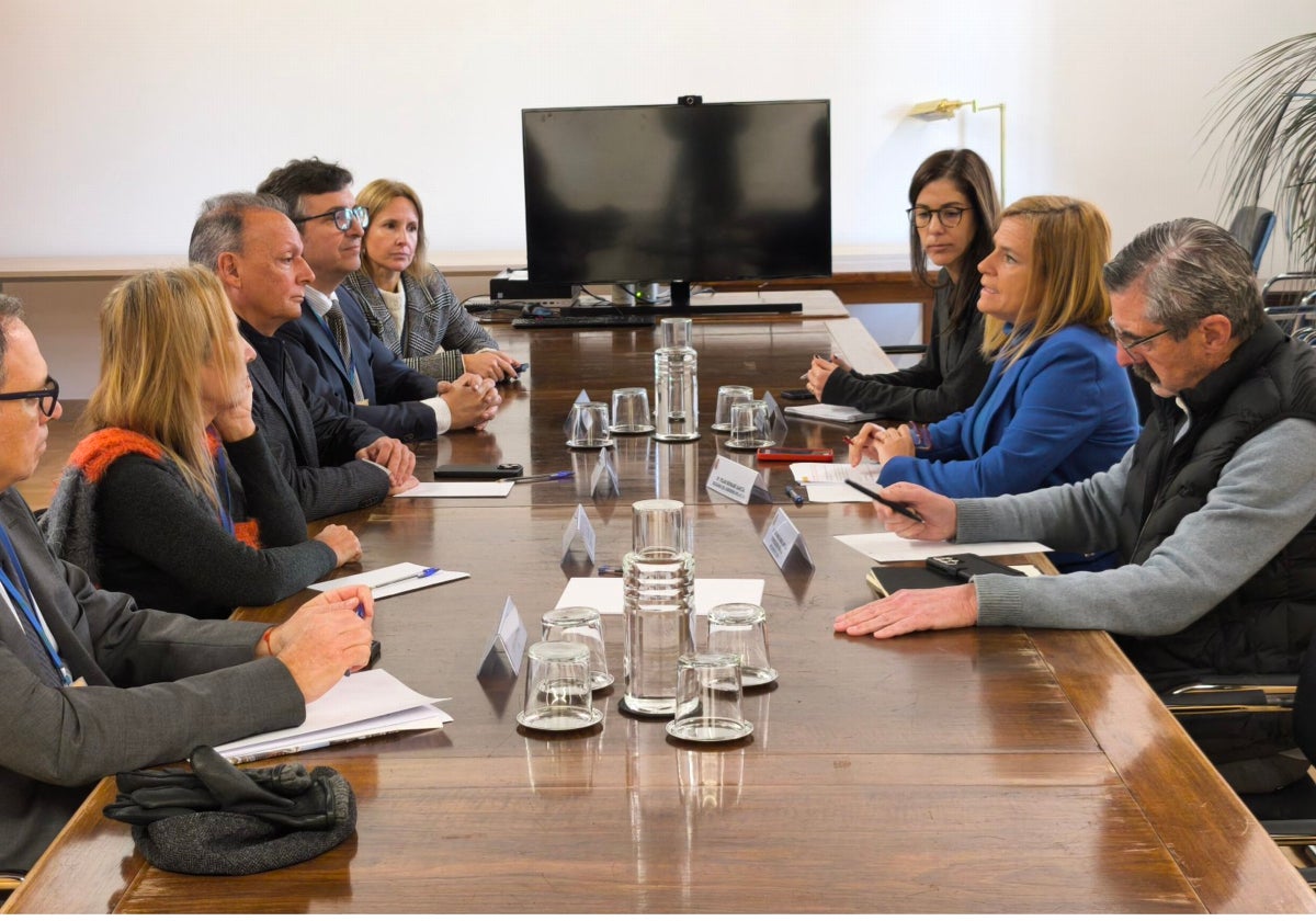 Imagen del encuentro entre la CEV y miembros del Gobierno por la dana en Valencia