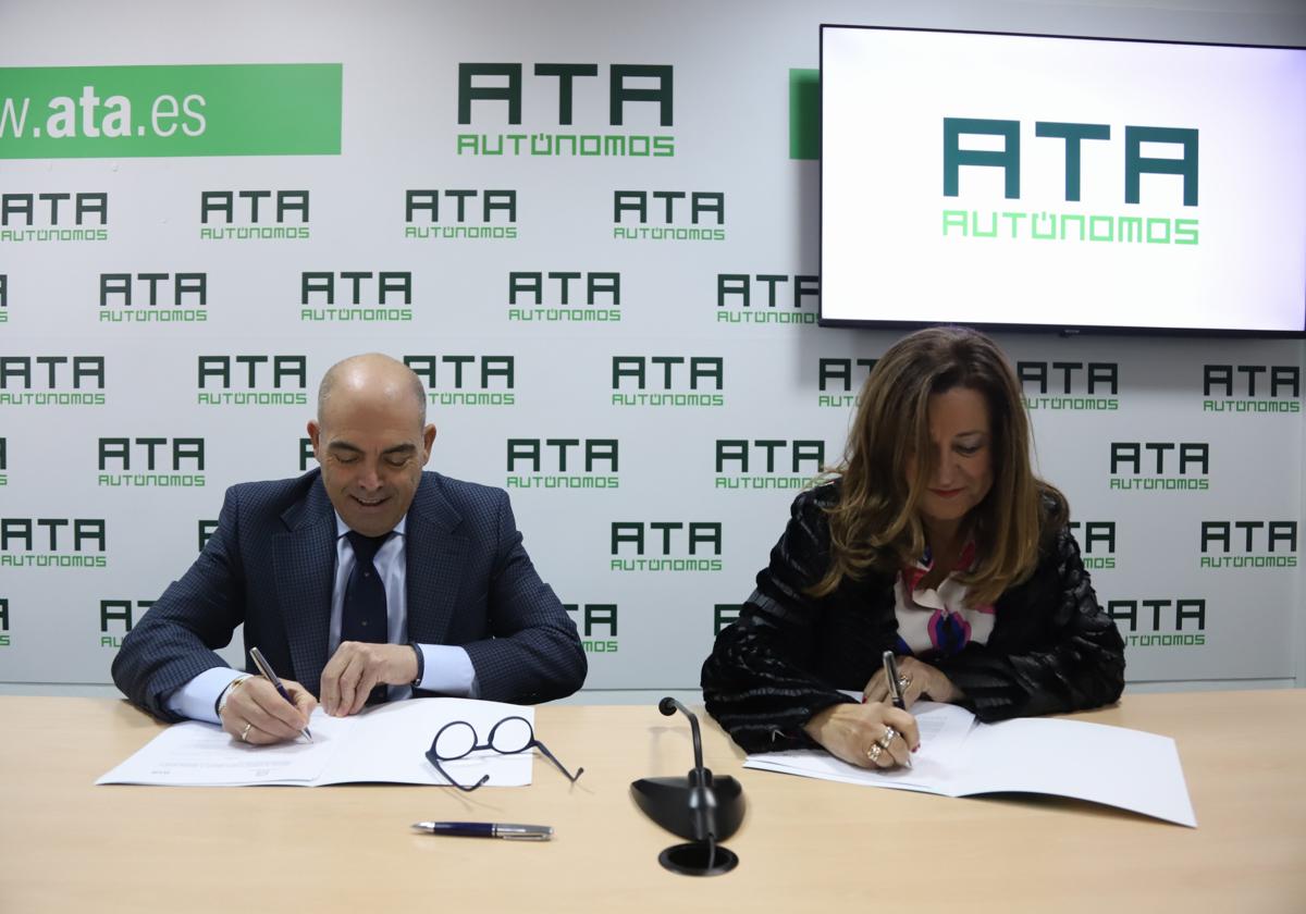 Un nomento este jueves de la firma del convenio entre la Consejería de Educación y ATA