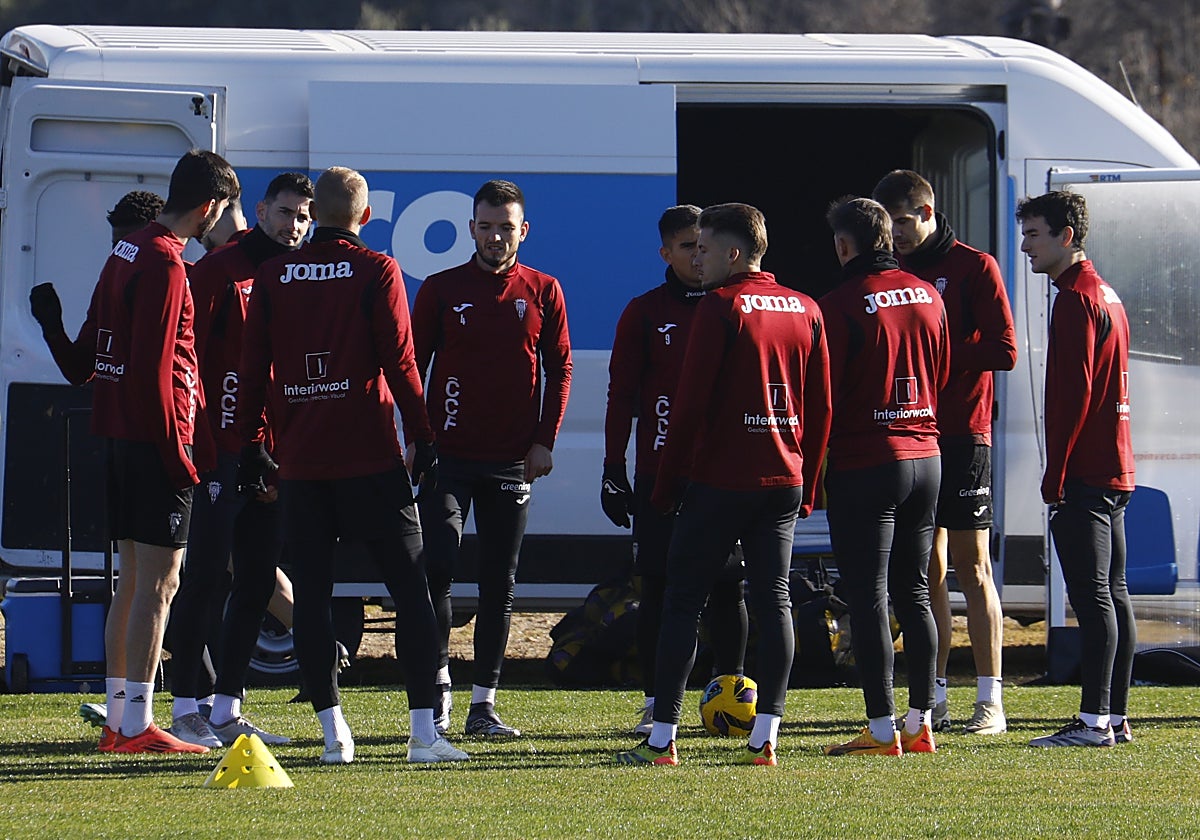 Lapeña en el centro del rondo con sus compañeros en la Ciudad Deportiva
