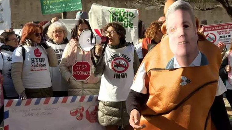 Una careta de Page durante la protesta ante el Palacio de Fuensalida