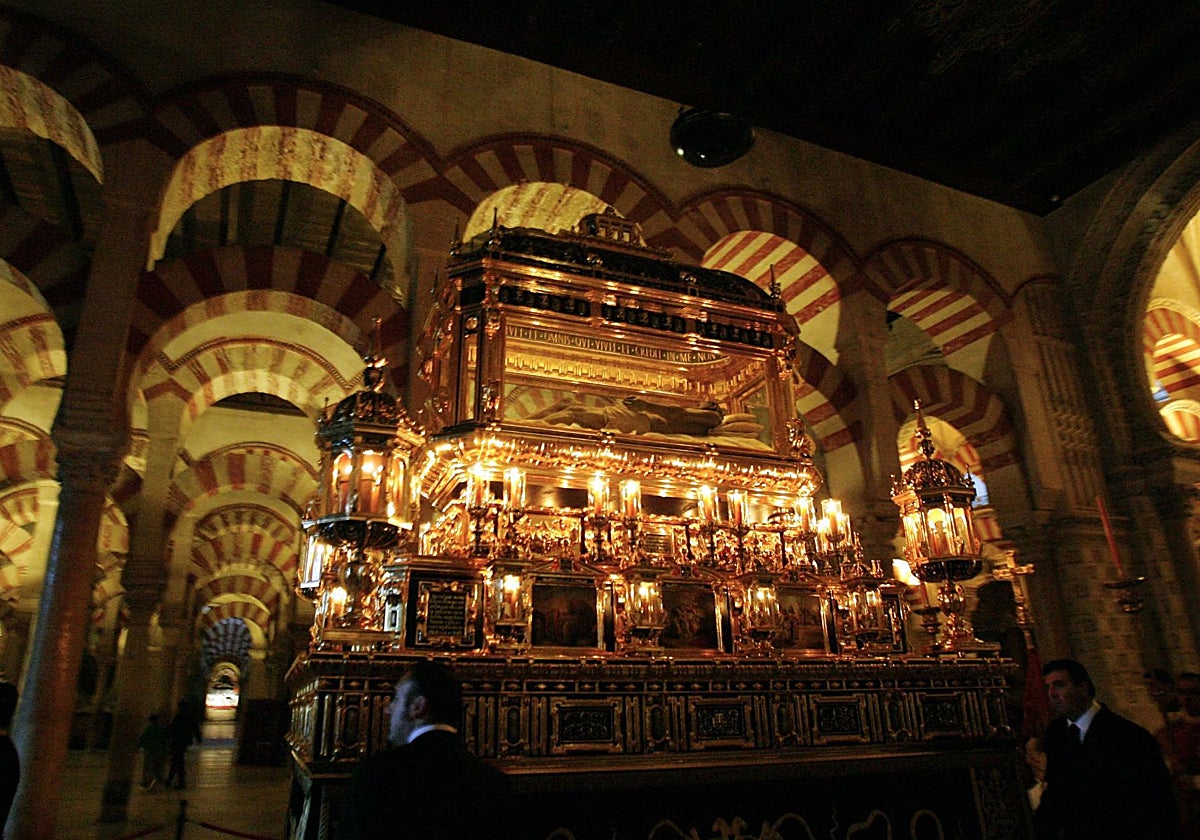 El Santo Sepulcro, en el interior de la Catedral un Viernes Santo