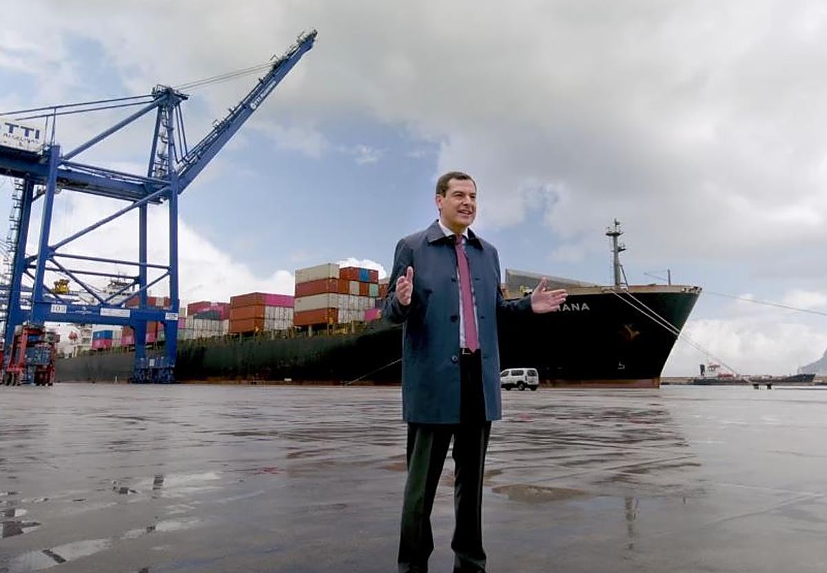 Moreno, delante de las estibadoras del puerto de Algeciras