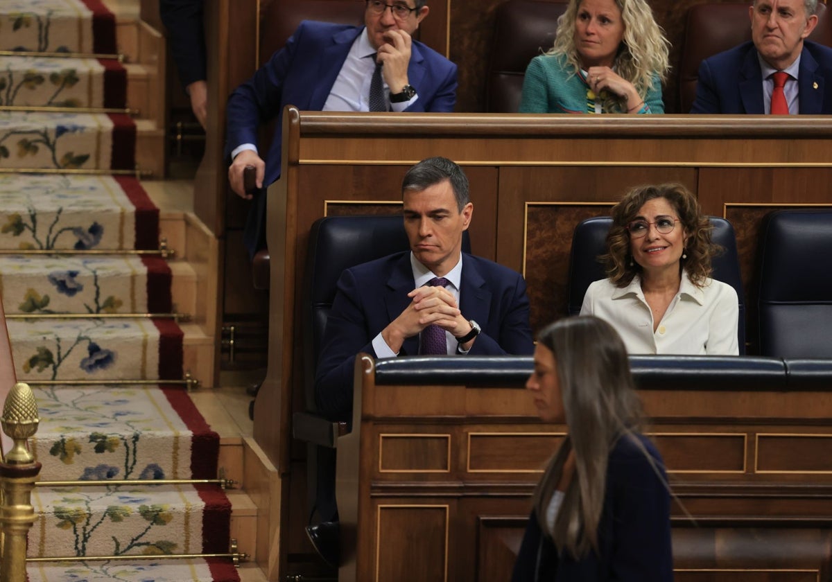 La portavoz de Junts en el Congreso, Nogueras, pasa por delante de Sánchez y Montero