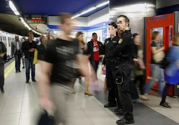 Un delincuente arrebata la pistola a un policía y dispara contra él en el Metro de Madrid