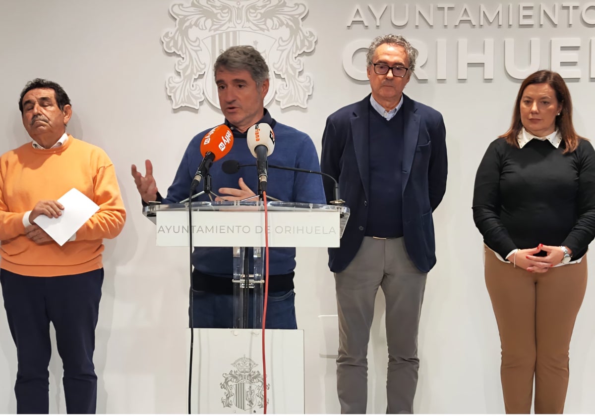 El alcalde de Orihuela, Pepe Vegara, en la rueda de prensa para informar del suelo para un hospital privado