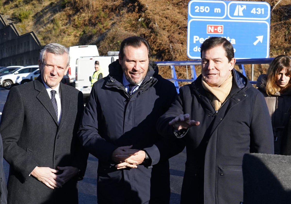 El ministro de Transportes y Movilidad Sostenible, Óscar Puente (C), junto al presidente de la Junta de Castilla y León, Alfonso Fernández Mañueco (D), y el el presidente de la Xunta de Galicia, Alfonso Rueda (I), durante el acto de puesta en servicio del nuevo viaducto de ‘El Castro’ de la A-6, entre ambas comunidades