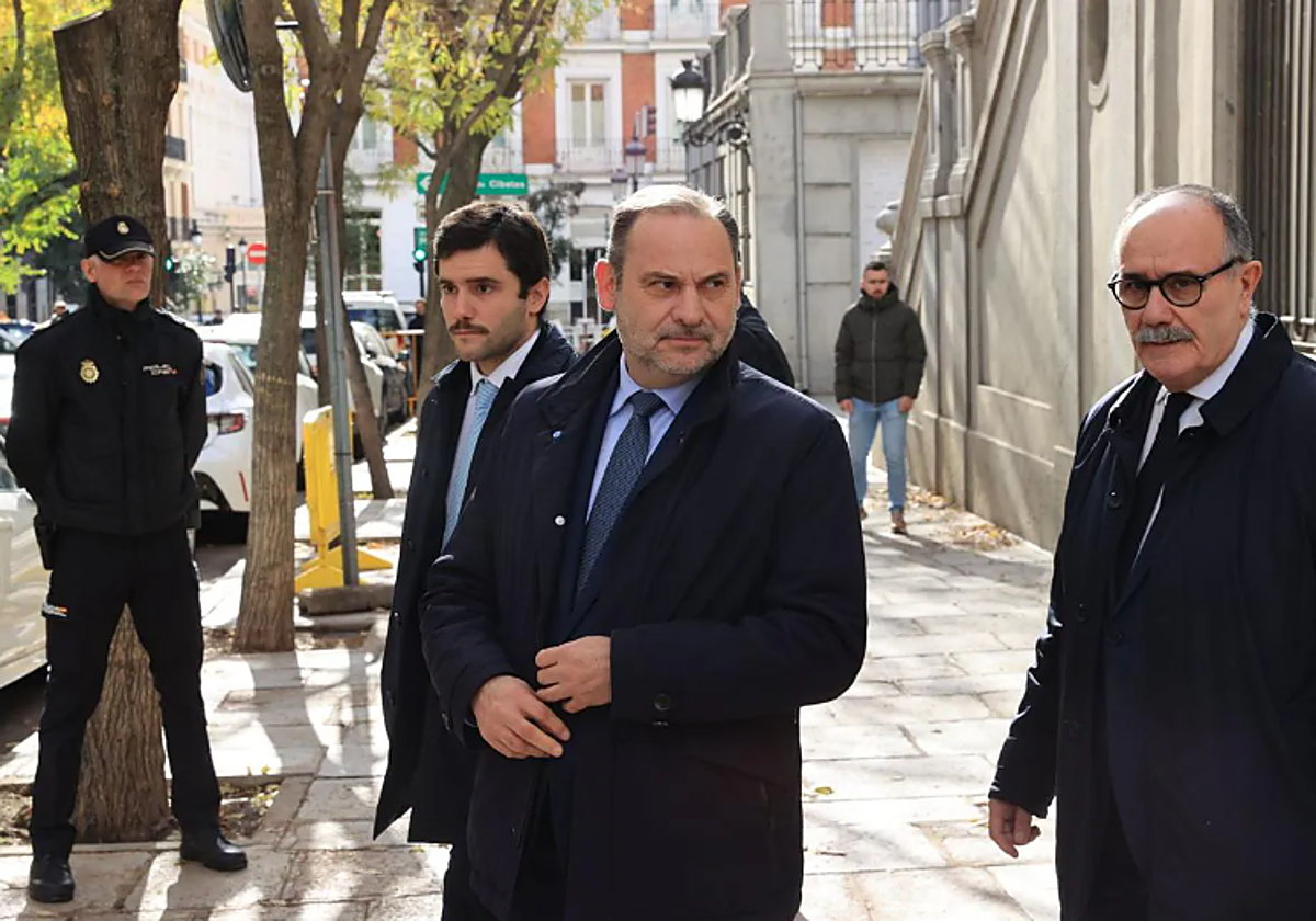 El exministro José Luis Ábalos y su abogado, en el Supremo