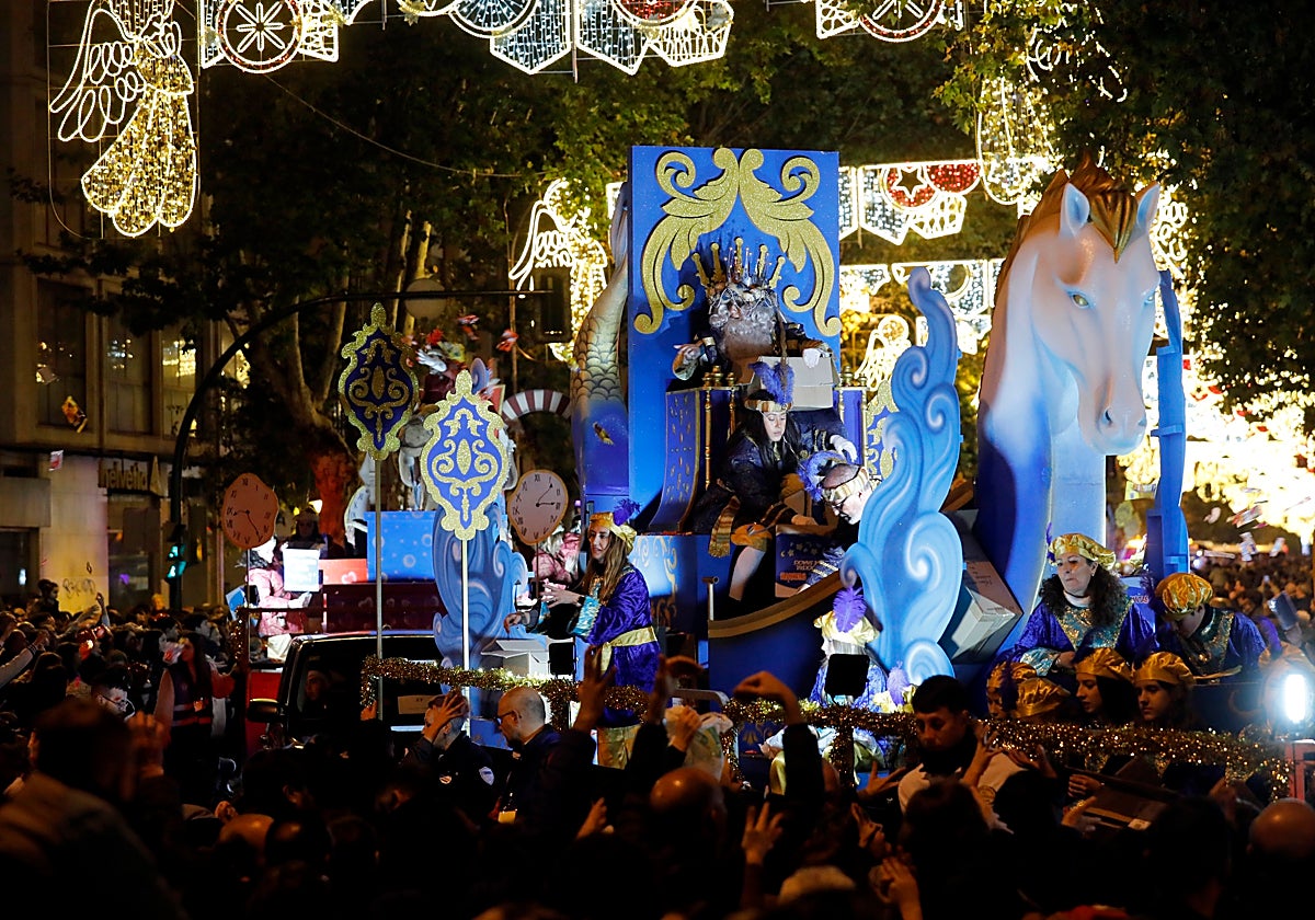 Melchor en su carroza en la Cabalgata de ReyesMagos de Córdoba 2023