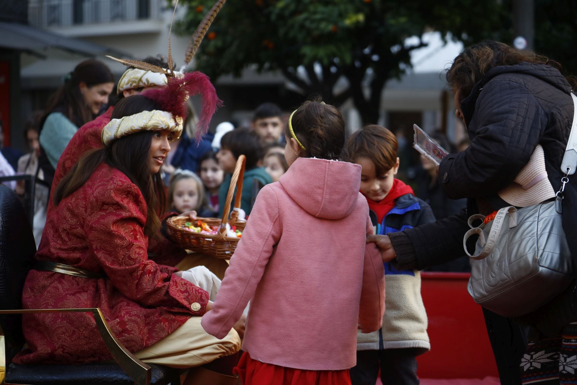 El populoso desfile de la cartera real en Córdoba, en imágenes
