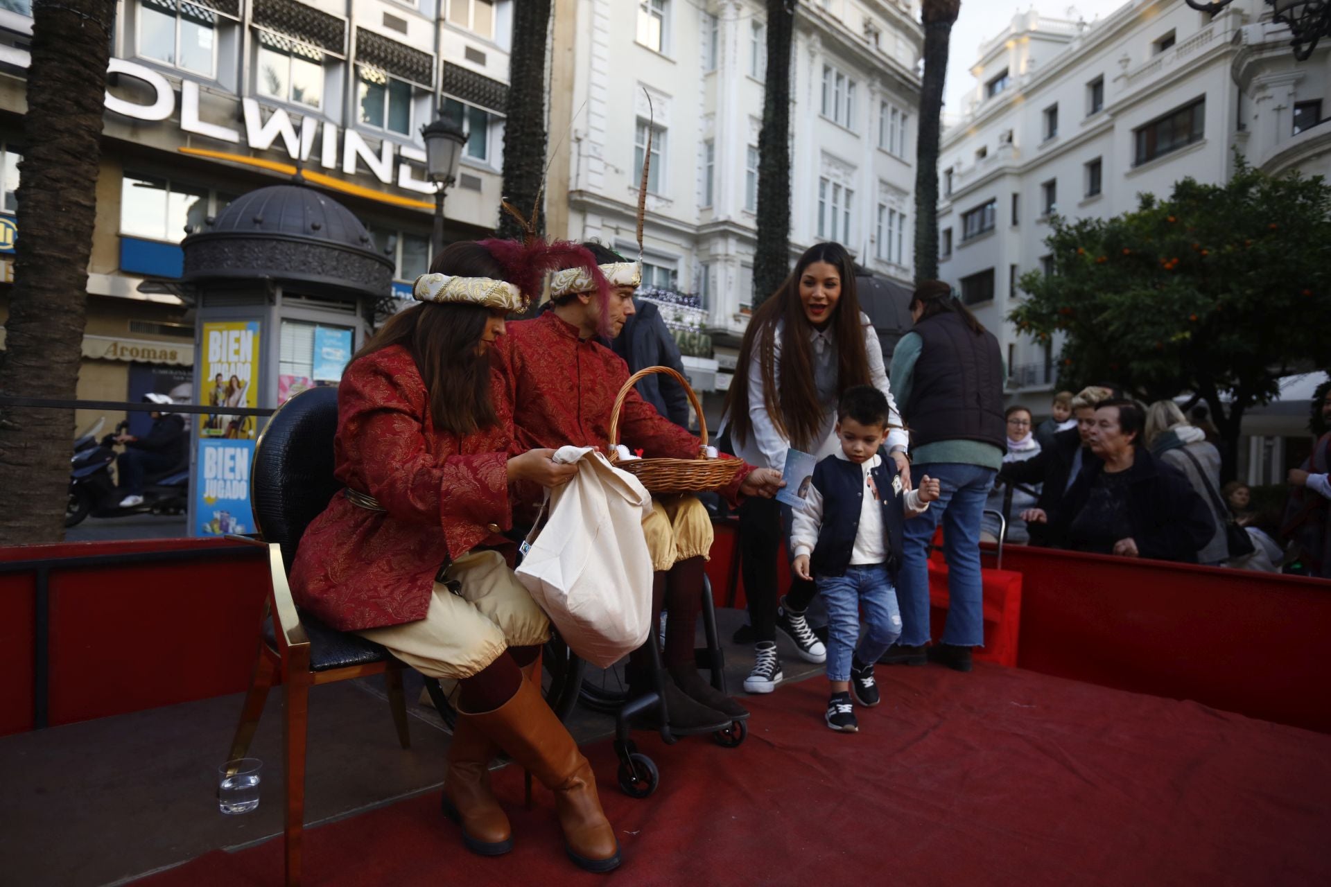 El populoso desfile de la cartera real en Córdoba, en imágenes