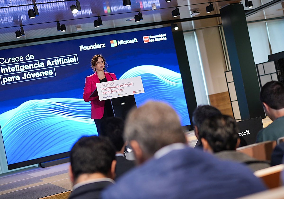 La presidenta madrileña, en la presentación de los cursos de IA para jóvenes