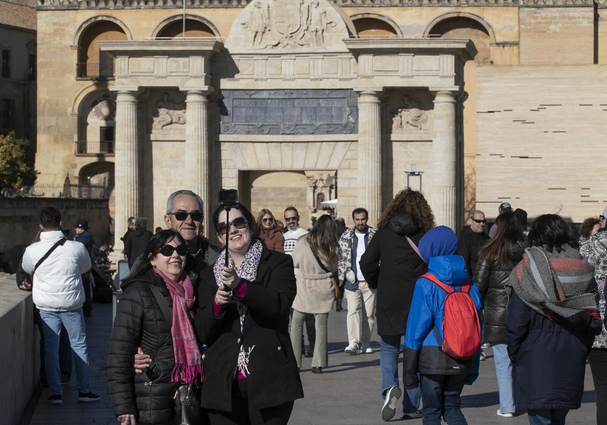 Una familia se fotografía este jueves en el Puente Romano