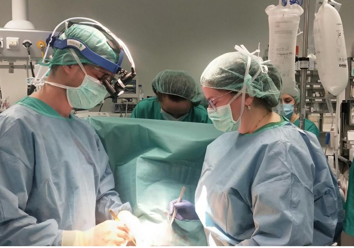 Equipo médico durante la intervención a la menor, en el hospital de La Coruña