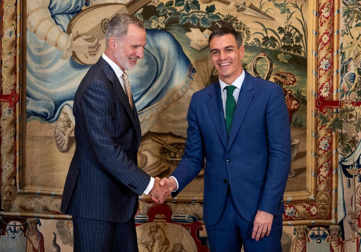 Felipe VI y Pedro Sánchez, el pasado verano, en el Palacio de la Almudania, en Palma