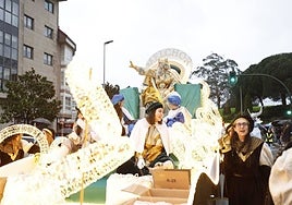 Viento y lluvia apresuran un día los desfiles de Sus Majestades de Oriente