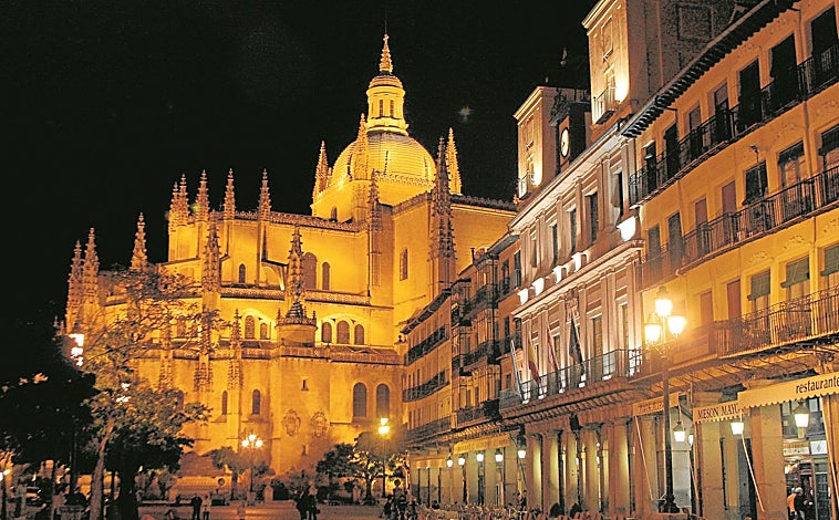 Imagen principal - La Catedral de Segovia ya está en plena celebración del V centenario de la colocación de su primera piedra. En este 2025, entre las citas culturales se espera que esté lista la Casa Museo Delibes y Burgos acogerá la muestra sobre los hermanos Machado