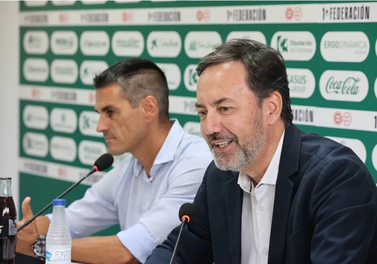 El CEO del Córdoba, Antonio Fernández Monterrubio junto al director deportivo Juanito