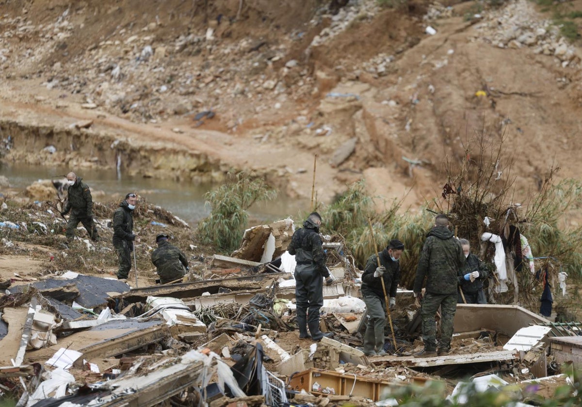 Militares realizan labores de búsqueda en el barranco del Poyo a su paso por Torrent