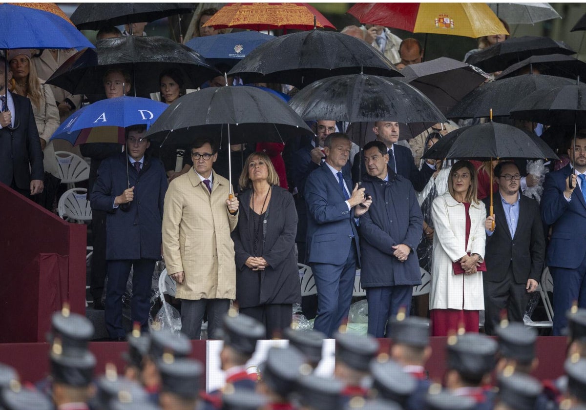 Illa, junto a la delegada de la Generalitat en Madrid, Núria Marín, en el desfile del 12 de octubre