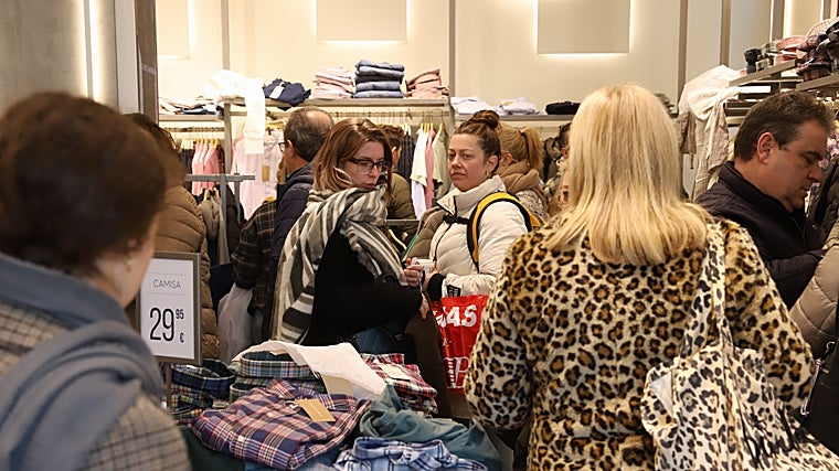 Las rebajas adelantadas en Córdoba: «Al final estamos seis meses de descuentos por ir a remolque de los grandes»