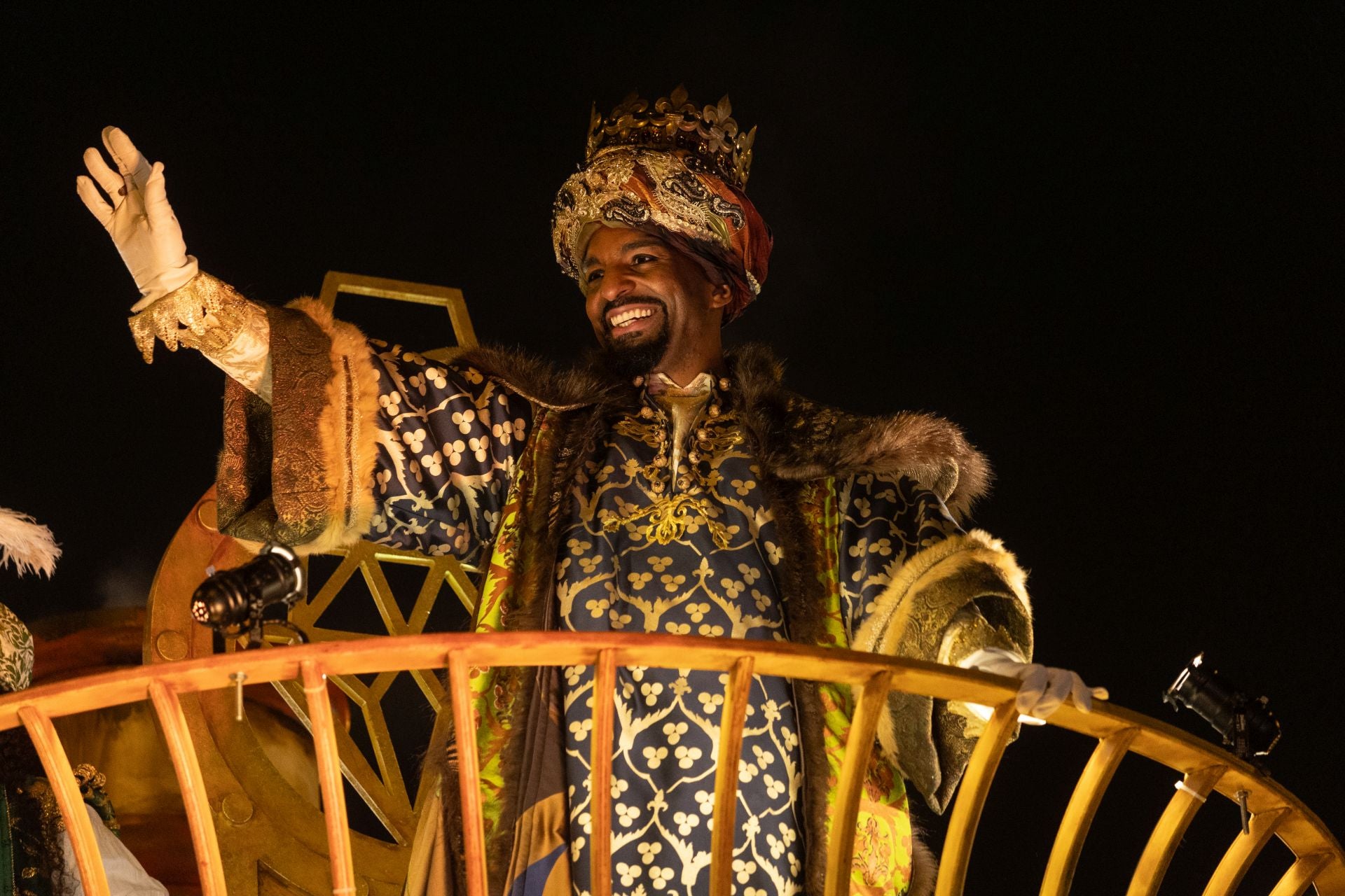 El Rey Baltasar saluda desde su carroza en la cabalgata de Madrid