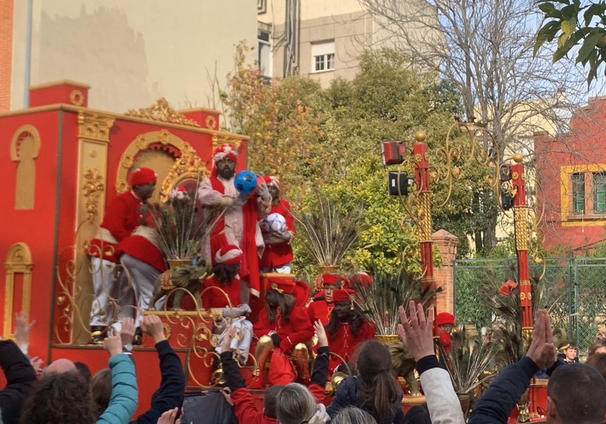 El Rey Baltasar lanza balones a los niños de Cabra durante la Cabalgata este domingo