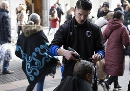 Samuel, el barbero que corta el pelo gratis a indigentes en el centro de Madrid