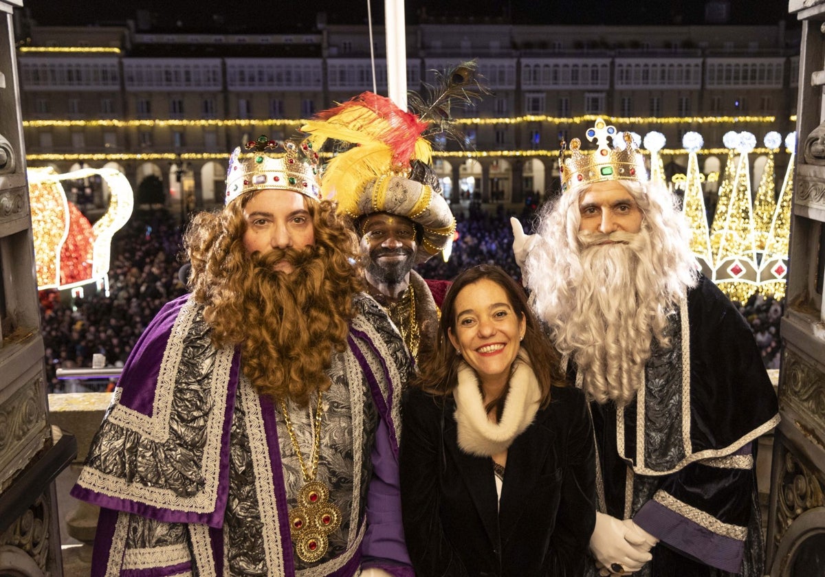 La alcaldesa de La Coruña, Inés Rey, con Sus Majestades de Oriente