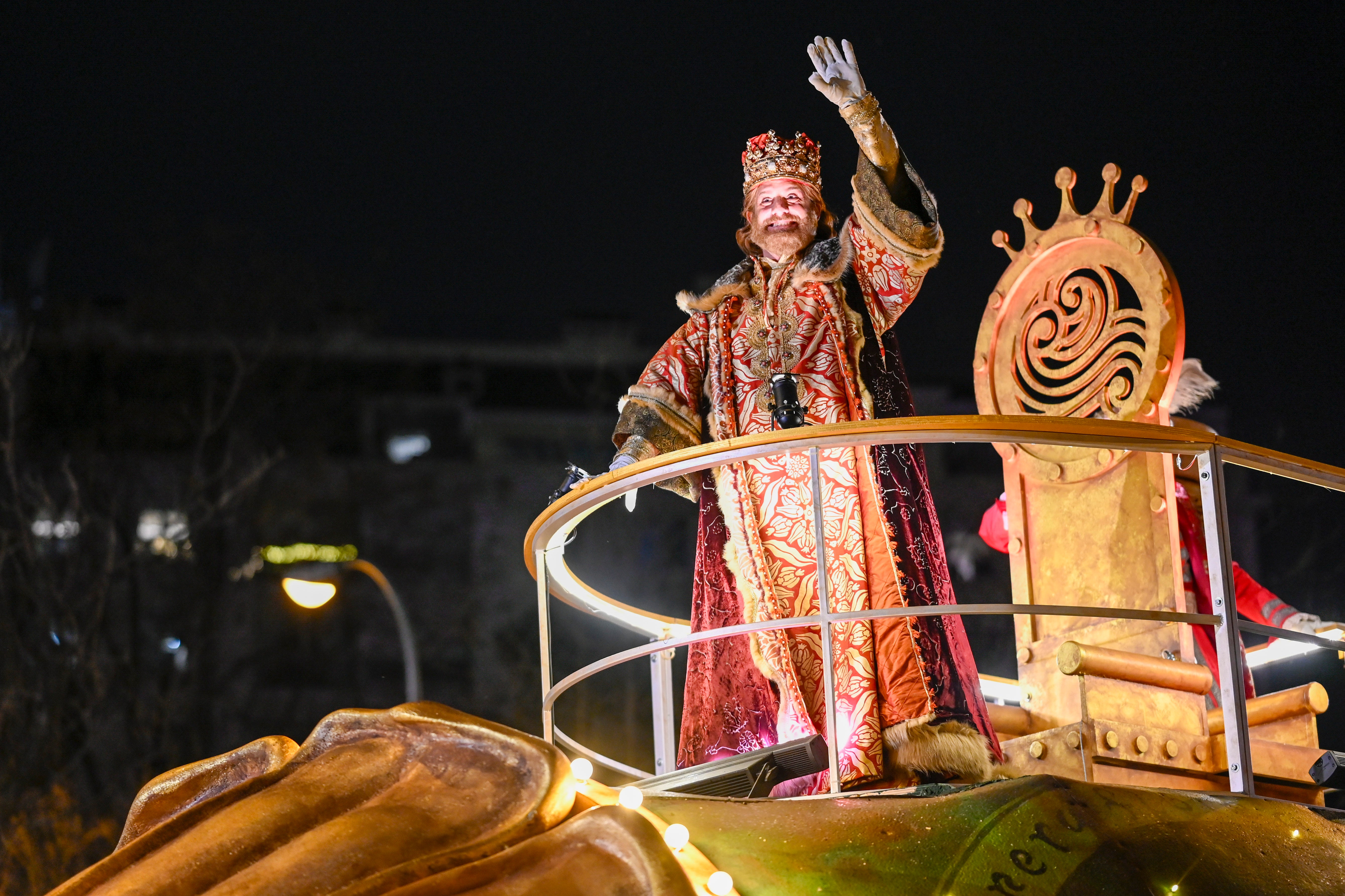 El Rey Gaspar saluda desde su carroza a los madrileños