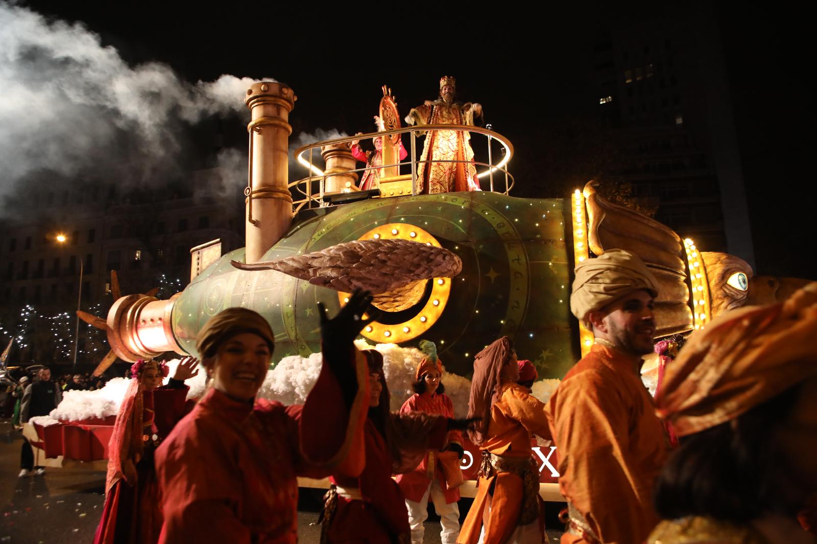 El Rey Gaspar en su carroza durante la cabalgata de Madrid