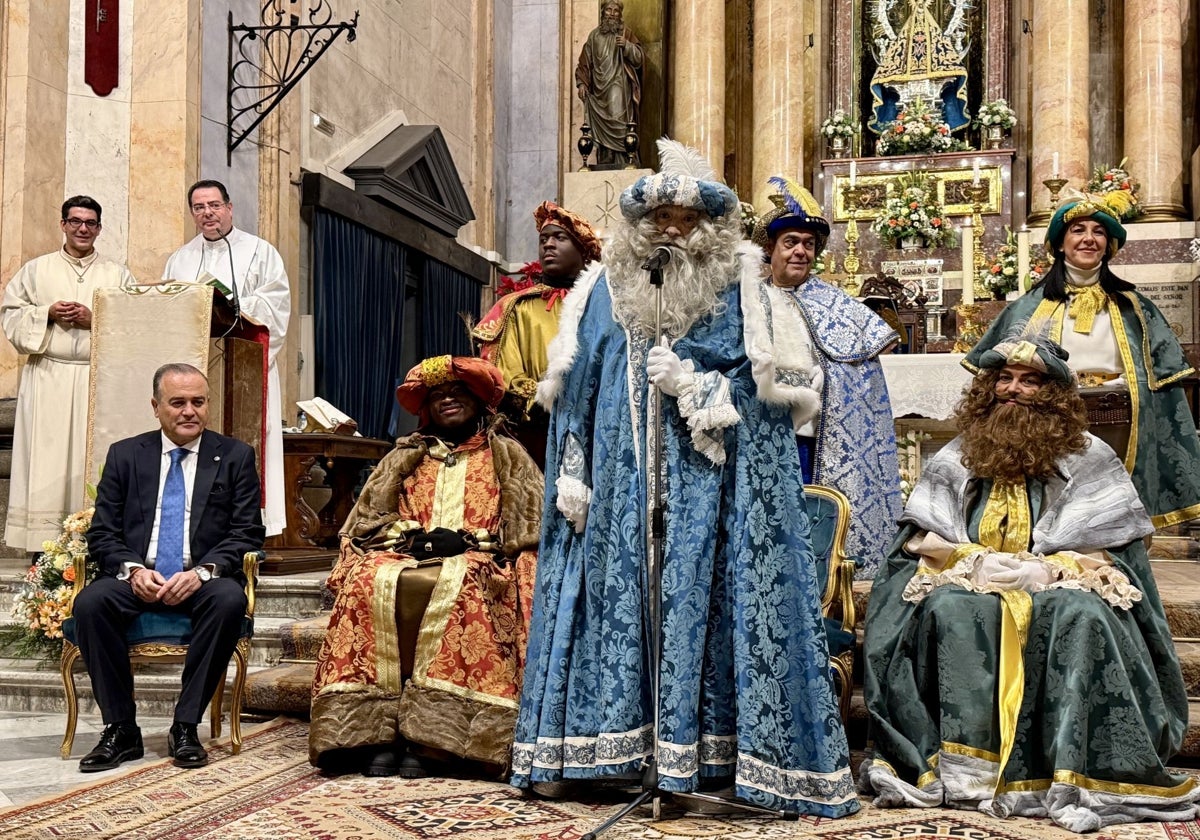 José Julián Gregorio junto a Melchor, Gaspar y Baltasar en la Basílica del Prado