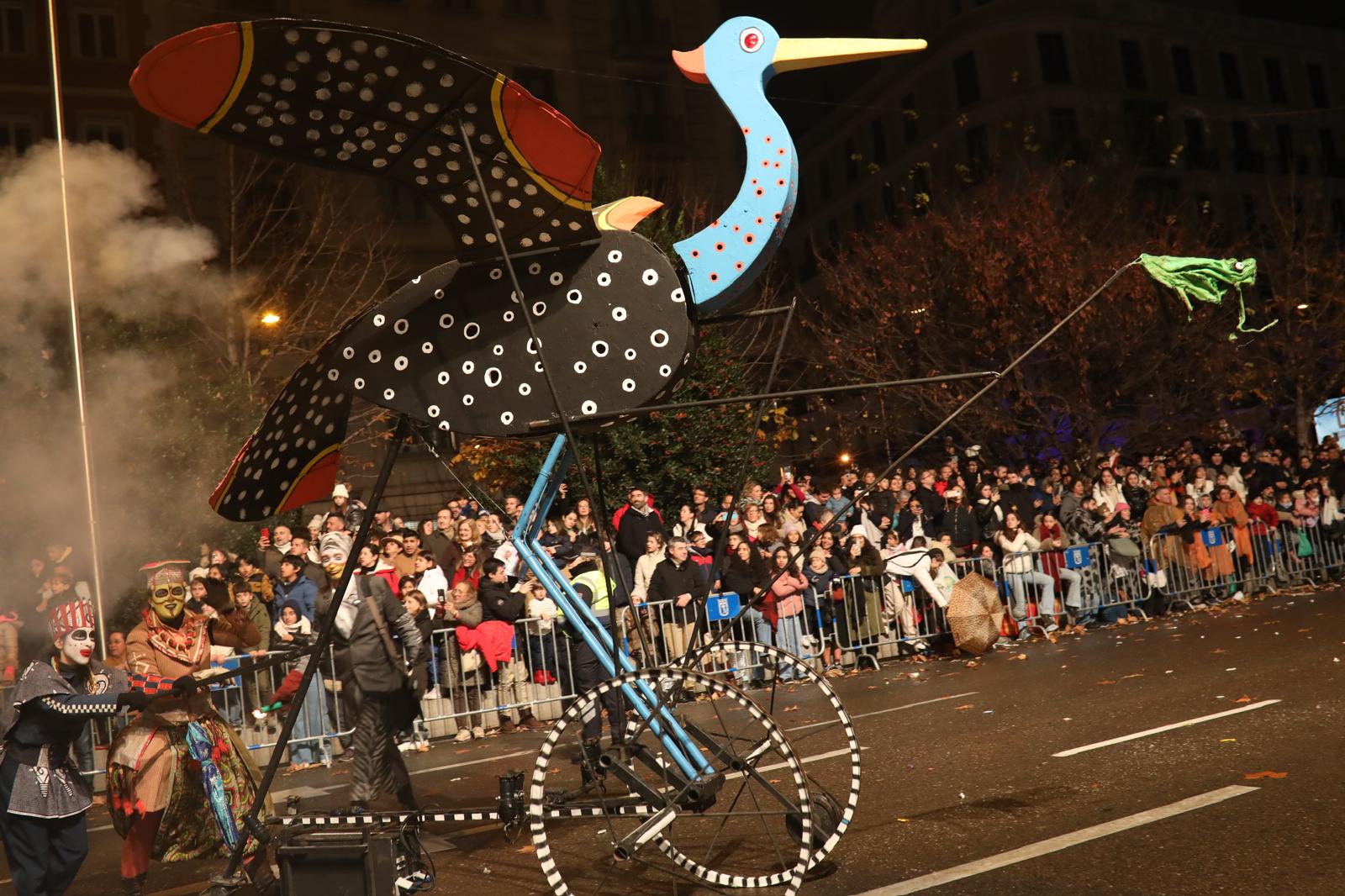 Los séquitos de los Reyes Magos desfilan por Madrid en la cabalgata