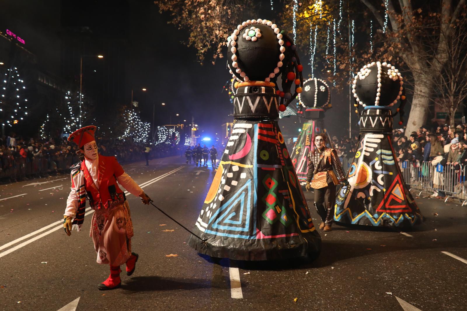 Los séquitos de los Reyes Magos desfilan por Madrid en la cabalgata