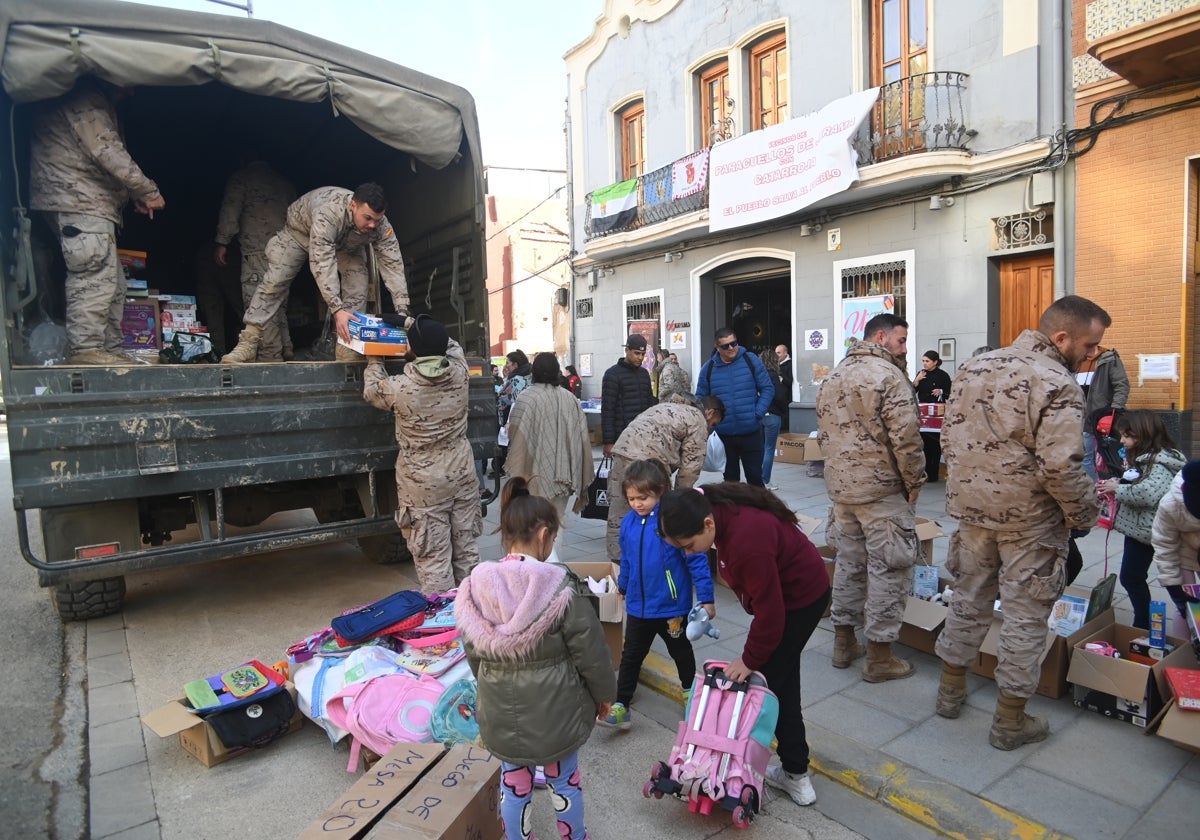 Los militares reparten regalos a los niños en la localidad valenciana de Catarroja