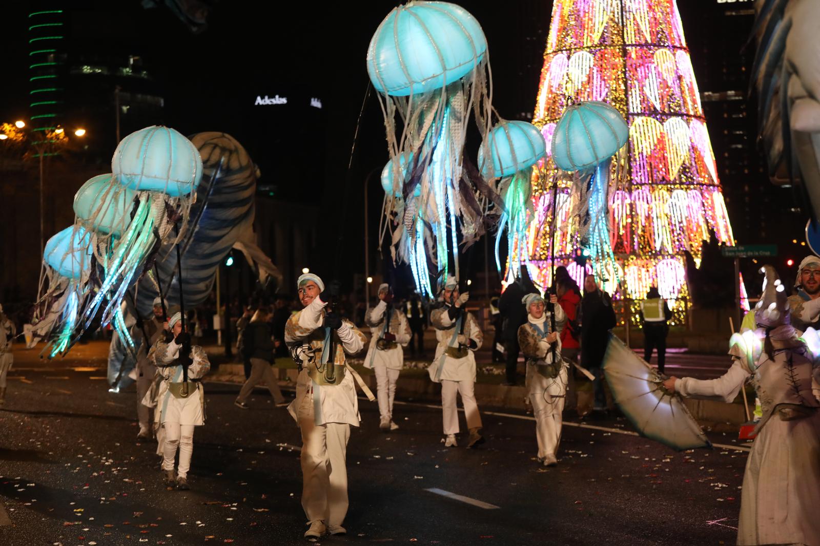 Enormes muñecos de figuras marinas recorren la cabalgata