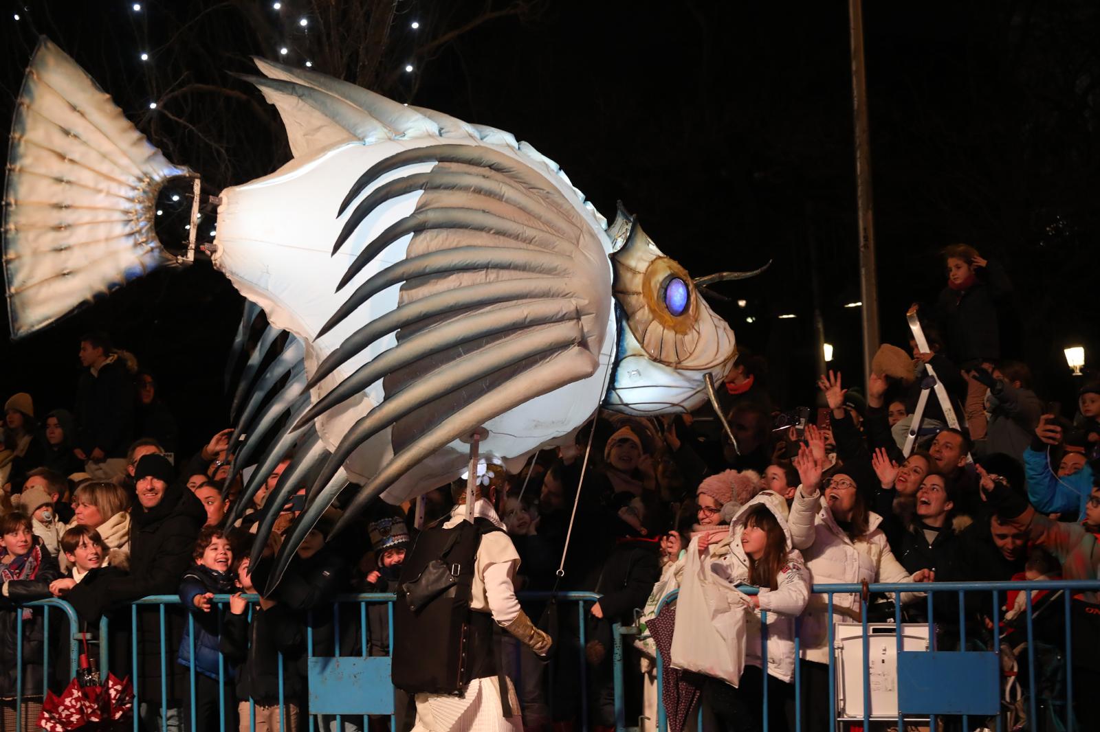 Enormes muñecos de figuras marinas recorren la cabalgata