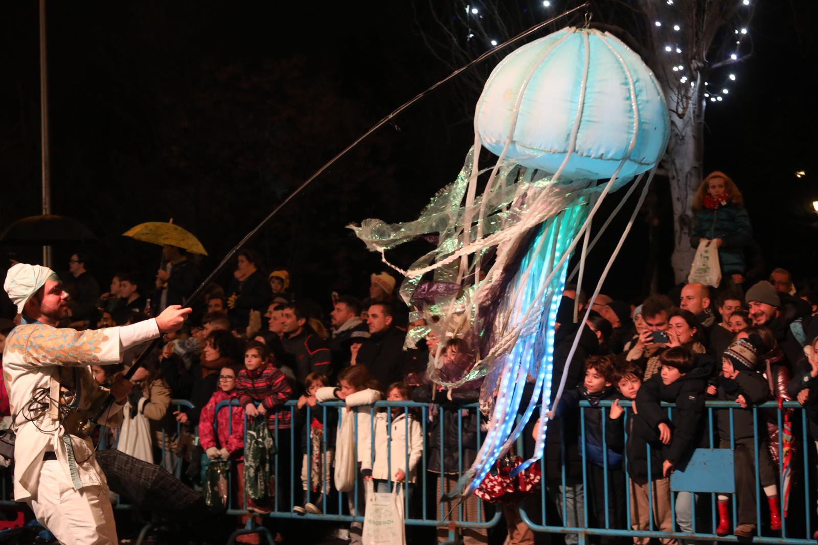 Enormes muñecos de figuras marinas recorren la cabalgata