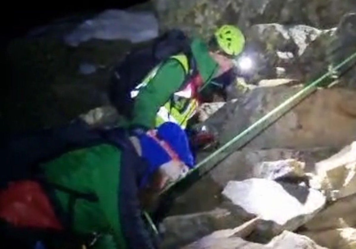 Momento del rescate de la mujer atrapada en el Pico de Urbión (Soria)