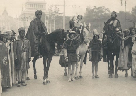 Imagen secundaria 1 - Arriba, los Reyes en elefante y caballo, y uno de los pajes incluso lleva en brazos un gran felino. Abajo, izq, la cabalgata del Heraldo de Madrid, en 1929, junto a Cibeles. Dcha, en el mismo punto, cabalgata motorizada en 1957. 