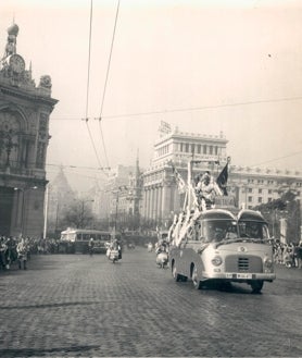 Imagen secundaria 2 - Arriba, los Reyes en elefante y caballo, y uno de los pajes incluso lleva en brazos un gran felino. Abajo, izq, la cabalgata del Heraldo de Madrid, en 1929, junto a Cibeles. Dcha, en el mismo punto, cabalgata motorizada en 1957. 