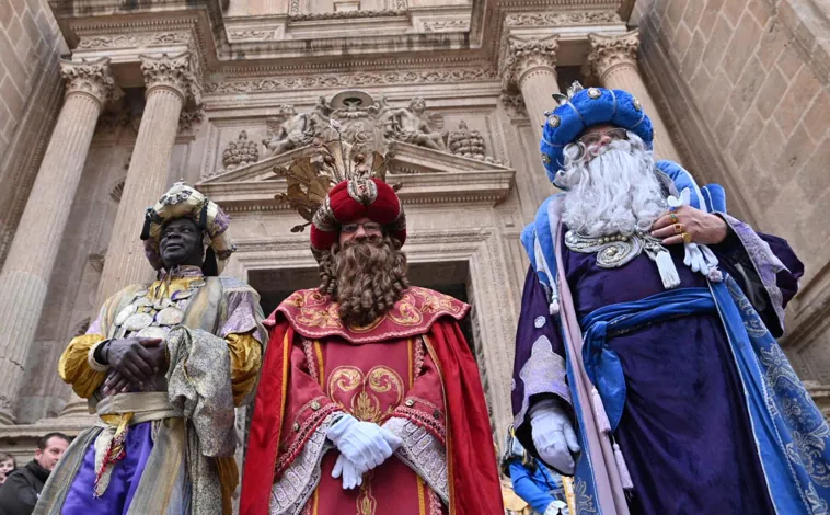 Imagen principal - Los Reyes Magos han llegado a la plaza de la Catedral de Almería