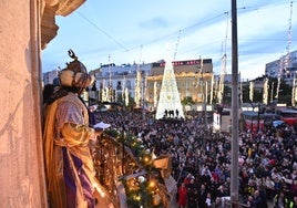 Los Reyes Magos reparten ilusión y 13.000 kilos de caramelos durante una cabalgata multitudinaria en Almería