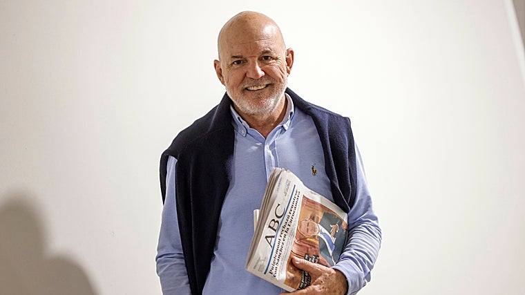 El periodista, con un ejemplar de ABC